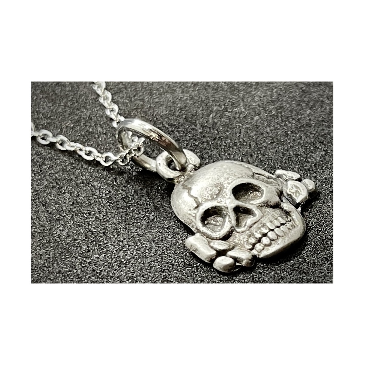 Charms Anhänger Skull Totenkopf mit Strass und Karabiner versilbert 33x13mm  1Stk.