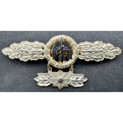 Short Range Day Fighter Clasp with Star Pendant (Gold)