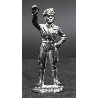 Statuette von Mussolini beim römischen Gruß